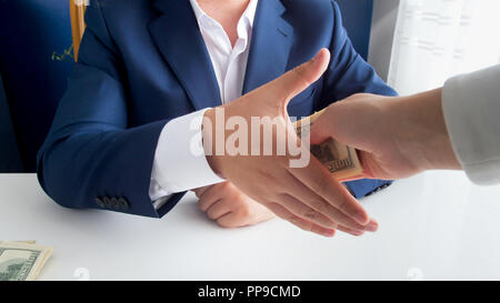 Closeup Bild der korrupten Politiker zitternden Hand mit Person und Empfangen von Bestechung Stockfoto