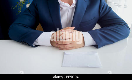 Closeup Bild der Umschlag mit Schmiergeld lag auf dem Schreibtisch vor Politiker Stockfoto