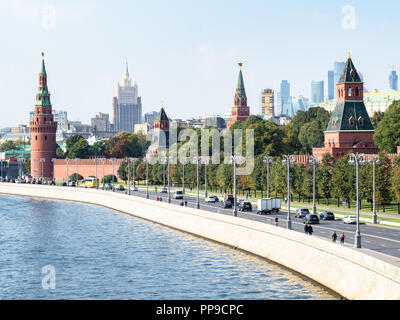 Blick auf den Kreml in Moskau Stadt im sonnigen Tag im September Stockfoto