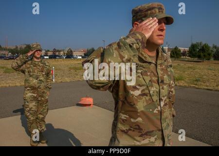 Sgt. Chase Craig (rechts), 2018 Armee finden NCO des Jahres, führt Staff Sgt. Jonathan Roy, 2018 Unteroffizier des Jahres in einer Bohrmaschine und Zeremonie Praxis während der Ausbildung am Fort William Henry Harrison, Montana, Aug 14 2018. Die 2018 Armee finden besten Krieger und Armee finden Drill Sergeants des Jahres für drei Wochen in Montana trainiert für ihre bevorstehenden Wettkämpfe vorzubereiten. Stockfoto