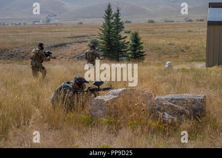 Sgt. Devon Crawford, 2018 Armee finden Drill Sergeant des Jahres, Abdeckungen SPC. John Mundey, Armee-reservesoldat 2018 des Jahres, und Sgt. Chase Craig, 2018 Armee finden NCO des Jahres, während einer militärischen Operation auf städtischen Gelände Training in Fort William Henry Harrison, 15 August 2018. Die 2018 Armee finden besten Krieger und Armee finden Drill Sergeants des Jahres für drei Wochen in Montana trainiert für ihre bevorstehenden Wettkämpfe vorzubereiten. Stockfoto