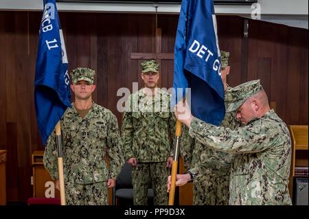 SANTA Rita, Guam (Aug. 15, 2018) der Master Chief Constructionman Robert Sauve, Naval Mobile Konstruktion Bataillon (NMCB) 1, Det. Guam, Senior Soldaten Führer, Orte das Bataillon guidon markieren ihre Annahme der Behörde während eine Entlastung in Ort/Übertragung der Autorität (RIP/TOA) Zeremonie. Während der Zeremonie, NMCB 11 Det. Guam wurde durch NMCB 1 Det entlastet. Guam. NMCB 11 Det. Guam erfolgreich abgeschlossen einen sechsmonatigen Einsatz nach Guam, bei der Sie viele Bauvorhaben in der gesamten indopazifischen Region abgeschlossen. Stockfoto