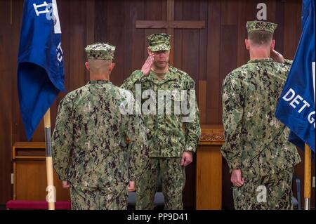 SANTA Rita, Guam (Aug. 15, 2018) Kapitän Steven Stasick, Commodore 30 Schiffbau Regiment, liefert ein Gruß von Oberstleutnant Peter Smagur, Naval Mobile Konstruktion Bataillon (NMCB) 1, Det. Guam, Einsatzleiter, während eine Entlastung in Ort/Übertragung der Autorität (RIP/TOA) Zeremonie. Während der Zeremonie, NMCB 11 Det. Guam wurde durch NMCB 1 Det entlastet. Guam. NMCB 11 Det. Guam erfolgreich abgeschlossen einen sechsmonatigen Einsatz nach Guam, bei der Sie viele Bauvorhaben in der gesamten indopazifischen Region abgeschlossen. Stockfoto