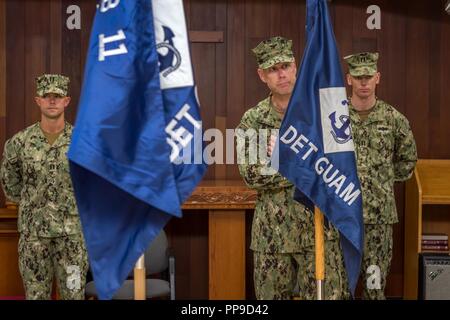 SANTA Rita, Guam (Aug. 15, 2018) Kapitän Steven Stasick, Commodore 30 Schiffbau Regiment, spricht während einer Entlastung im Ort/Übertragung der Autorität (RIP/TOA) Zeremonie. Während der Zeremonie, Naval Mobile Konstruktion Bataillon (NMCB) 11 Det. Guam wurde durch NMCB 1 Det entlastet. Guam. NMCB 11 Det. Guam erfolgreich abgeschlossen einen sechsmonatigen Einsatz nach Guam, bei der Sie viele Bauvorhaben in der gesamten indopazifischen Region abgeschlossen. Stockfoto