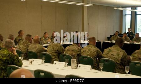 Gen. Curtis M. Scaparrotti, Commander, U.S. European Command und der NATO Oberster Alliierter Befehlshaber Europa, spricht mit Verantwortlichen aus ganz Amerikas erste Korps während eines Commander Konferenz Aug 13, 2018 auf einer gemeinsamen Basis Lewis-McChord. Scaparrotti, auch ein ehemaliger ich Corps Commander, leitete eine Schlachtfeld Zirkulation und beobachtete einige der Änderungen an der Installation seit seiner Zeit als Kommandant. Stockfoto