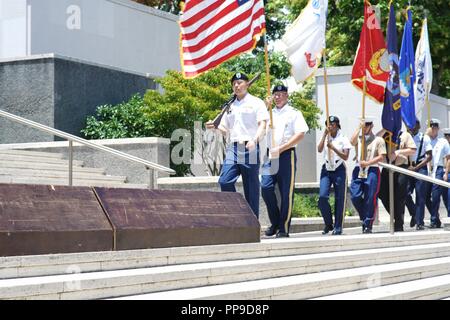 Ein Gedenkstein wurde heute auf der Nationalen Gedenkstätte Friedhof der Pazifischen ehrt 400 Service Männer, die an Bord der japanischen Frachtschiffe, die in einem taiwanischen Hafen bombardiert wurden, umgekommen. Die Überreste der Soldaten, von denen viele bereits aktivierten Armee nationalen Beamten wurden zunächst in der Nähe von Takao Hafen vergraben, sondern wurden in Hawaii 1946 reinterred. Die 400 Männer wurden unter Tausenden von Kriegsgefangenen durch die Japaner auf den Philippinen 1942 aufgenommen. Die Kriegsgefangenen auf dem enoura Maru enthalten, zusätzlich zu den Amerikanern, Soldaten und Seeleute aus Australien, Kanada, Großbritannien, den Niederlanden, Keine Stockfoto