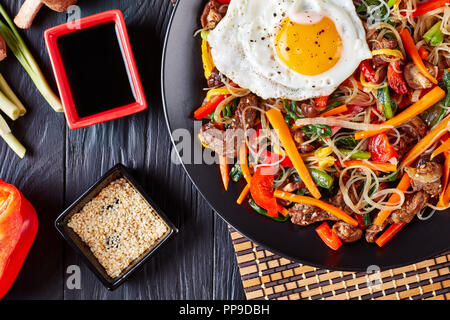 Japchae, Glasnudeln mit Stir gebratenes Gemüse: Karotten, rote Paprika, Spinat, Zwiebeln, Shiitake Pilze, Knoblauch und Rindfleisch, mit Sesam gekleidet Stockfoto