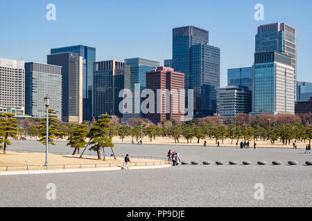 TOKYO, Japan - 14 Feb 2018: Chiyoda Skyline und Bäume von Imperial Palace Park am Tag Stockfoto