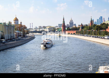 Blick auf den Fluss Moskwa mit Böschungen Sofiyskaya und Kreml in Moskau Stadt im sonnigen Tag im September Stockfoto