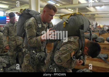 Fallschirmjäger aus dem 2 Battalion, 505Th Parachute Infantry Regiment don T-11 Fallschirme in Fort Bragg ist Papst Army Airfield am Dienstag, den 14. August. Der 3. Brigade Fallschirmjäger später führte eine statisch-line Fallschirm Operation auf Holland Drop Zone, Ausbildung Schlüssel Gelände und Verhalten zu ergreifen - die Kampfhandlungen. Stockfoto