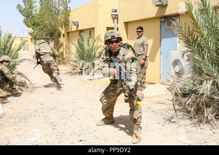 KANDAHAR AIRFIELD, Afghanistan (Aug. 16, 2018) - ein US-Armee Soldat vom 1.Bataillon, 12 Infanterie Regiment, 2 Infantry Brigade Combat Team, 4 Infanterie Division, reagiert auf einen Angriff der gegnerischen Kraft, 12.08.16, 2018, während ein Schutzengel situationstraining Übung in Kandahar Airfield, Afghanistan. Soldaten aus Alpha Company, 1 Mrd., 12. Inf. Reg. für die Bereitstellung von Guardian Angel Soldaten für Missionen, in denen die Berater vom Beraten und Unterstützen Command-South Verhalten mit der afghanischen nationalen Armee und der afghanischen nationalen Polizei Kollegen durch die Kandahar verantwortlich Stockfoto