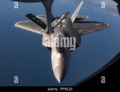 Ein US Air Force F-22 Raptor von der 95th Fighter Squadron, 325 Fighter Wing, Tyndall Air Force Base, Fla., empfängt von einem U.S. Air Force Boeing KC-135 Stratotanker zum 100Luftbetankung Flügel, Royal Air Force Mildenhall, England zugeordnet, beim Fliegen über dem Mittelmeer. F-22 s in Albacete, Spanien nach Los Llanos Air Base als Teil der Europäischen Abschreckung Initiative eingesetzt mit dem spanischen Militär auszubilden und US-Engagement für die regionale Sicherheit und Stabilität zeigen. Stockfoto