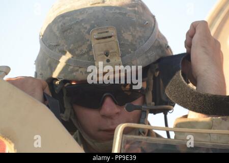 Soldaten der 1. Staffel, 150 Cavalry Regiment, West Virginia National Guard, bereitet sich für die Ausbildung im Betrieb Hickory Sting an Ft. Bliss, Texas, 14. August 2018. Betrieb Hickory Sting ist der 30. gepanzerten Brigade exportierbar Combat Training (XCTC) Übung und hat über 4.000 Bürger Soldaten aus North Carolina, South Carolina, West Virginia, Minnesota, und 95 Soldaten aus dem Land der Republik Moldau. Alle werden ihre Kampftechniken von "Shoot Hone, Bewegen, Kommunizieren und Sustain" mehr tödlich zu sein, wirksame und taktisch geübt im Job. ( Stockfoto