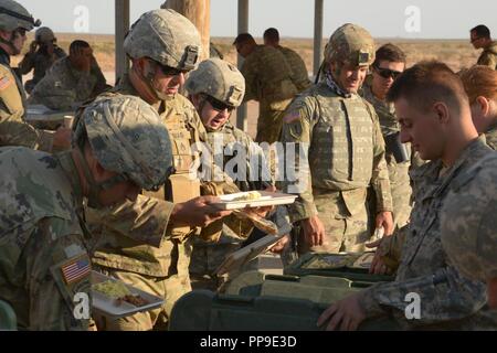 Soldaten der 1. Staffel, 150 Cavalry Regiment, West Virginia National Guard, bereitet sich für die Ausbildung im Betrieb Hickory Sting an Ft. Bliss, Texas, 14. August 2018. Betrieb Hickory Sting ist der 30. gepanzerten Brigade exportierbar Combat Training (XCTC) Übung und hat über 4.000 Bürger Soldaten aus North Carolina, South Carolina, West Virginia, Minnesota, und 95 Soldaten aus dem Land der Republik Moldau. Alle werden ihre Kampftechniken von "Shoot Hone, Bewegen, Kommunizieren und Sustain" mehr tödlich zu sein, wirksame und taktisch geübt im Job. ( Stockfoto