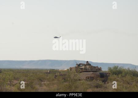 Soldaten der 1. Staffel, 150 Cavalry Regiment, West Virginia National Guard, bereitet sich für die Ausbildung im Betrieb Hickory Sting an Ft. Bliss, Texas, 14. August 2018. Betrieb Hickory Sting ist der 30. gepanzerten Brigade exportierbar Combat Training (XCTC) Übung und hat über 4.000 Bürger Soldaten aus North Carolina, South Carolina, West Virginia, Minnesota, und 95 Soldaten aus dem Land der Republik Moldau. Alle werden ihre Kampftechniken von "Shoot Hone, Bewegen, Kommunizieren und Sustain" mehr tödlich zu sein, wirksame und taktisch geübt im Job. ( Stockfoto
