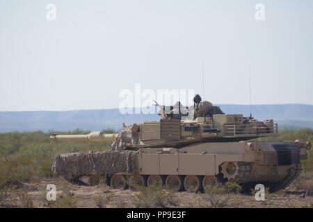 Soldaten der 1. Staffel, 150 Cavalry Regiment, West Virginia National Guard, bereitet sich für die Ausbildung im Betrieb Hickory Sting an Ft. Bliss, Texas, 14. August 2018. Betrieb Hickory Sting ist der 30. gepanzerten Brigade exportierbar Combat Training (XCTC) Übung und hat über 4.000 Bürger Soldaten aus North Carolina, South Carolina, West Virginia, Minnesota, und 95 Soldaten aus dem Land der Republik Moldau. Alle werden ihre Kampftechniken von "Shoot Hone, Bewegen, Kommunizieren und Sustain" mehr tödlich zu sein, wirksame und taktisch geübt im Job. ( Stockfoto