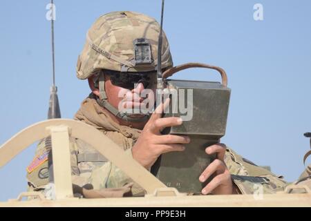 Soldat der 1 Bataillon, 120 Infanterie Regiment, North Carolina National Guard, in Betrieb Hickory Sting am Ft teilnehmen. Bliss, Texas, 14. August 2018. Betrieb Hickory Sting ist der 30. gepanzerten Brigade exportierbar Combat Training (XCTC) Übung und hat über 4.000 Bürger Soldaten aus North Carolina, South Carolina, West Virginia, Minnesota, und 95 Soldaten aus dem Land der Republik Moldau. Alle werden ihre Kampftechniken von "Shoot Hone, Bewegen, Kommunizieren und Sustain" mehr tödlich zu sein, wirksame und taktisch geübt im Job. ( Stockfoto