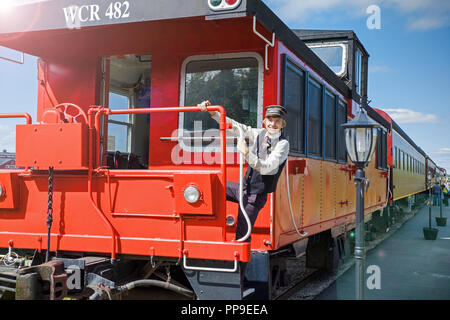 Der Waterloo Bahnhof ist ein Personenzug. Der junge Dirigent stellt für das Foto. Stockfoto