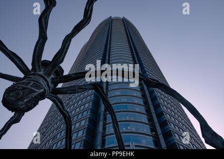 TOKYO, Japan - 15 Feb 2018: Maman große Spinne Metall Skulptur in Roppongi Hills Schuß von unten bei Sonnenuntergang Stockfoto