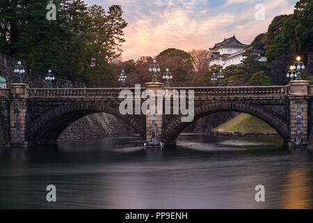 TOKYO, Japan - 15 Feb 2018: seimon Stonebridge und Tokyo Imperial Palace lange Belichtung geschossen bei Sonnenuntergang Stockfoto