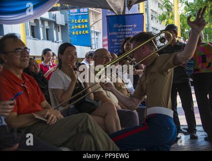 KINABALU, Malaysia (17. August 2018) - Sgt. Colin Deeter führt für ein Publikum Mitglied während einer öffentlichen Show mit dem III Marine Expeditionary Force Band in Kota Kinabalu, Malaysia zur Unterstützung der Zusammenarbeit flott Bereitschaft und Weiterbildung (Karat), 2018. CARAT Malaysia in seiner 24 Iteration, ist entworfen, um die gemeinsame Nutzung von Informationen und die Koordination zu verbessern, baut gegenseitige warfighting Capability und Support langfristige regionale Zusammenarbeit für beide Partner Streitkräfte effektiv zusammen, so daß eine einheitliche maritime Kraft bedienen. Stockfoto