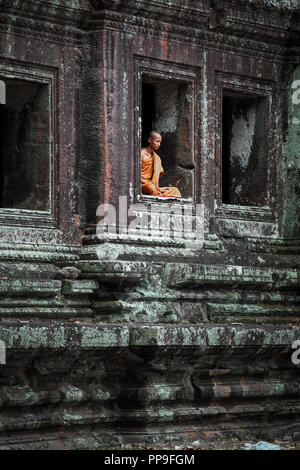 Buddhistischer Mönch meditieren im Fenster der Tempel in Angkor Wat, Siem Reap, Kambodscha Stockfoto