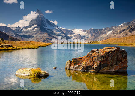 Schweizer Alpen. Landschaft Bild der Schweizer Alpen mit Stellisee und Matterhorn im Hintergrund. Stockfoto