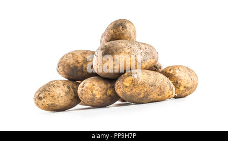 Dreckige Kartoffeln auf weißem Hintergrund Reif. Stockfoto