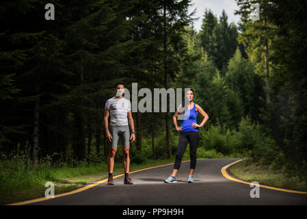 Paar, dass Draußen - zwei Athleten Training im Wald Stockfoto