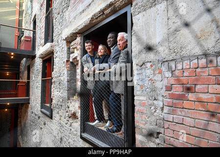 Schauspieler und Mitarbeiter des Bristol Old Vic Theaters (von links nach rechts), Künstlerischer Direktor Tom Morris, Geschäftsführerin Emma Stenning, Dichter Miles Chambers und Schauspieler Simon Callow, stehen in den neu geschaffenen Eröffnungen an der ursprünglichen Fassade des Gebäudes als ältestes ununterbrochen arbeitender Theater im englischsprachigen Raum, Erbaut im Jahr 1766, wird nach einem £26M Renovierungsprojekt wieder für die Öffentlichkeit geöffnet. Stockfoto