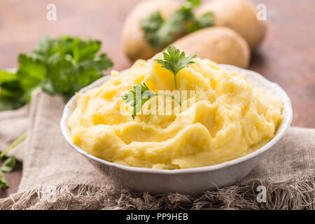Gestampfte Kartoffeln in Schale mit Petersilie Kräuter eingerichtet. Stockfoto
