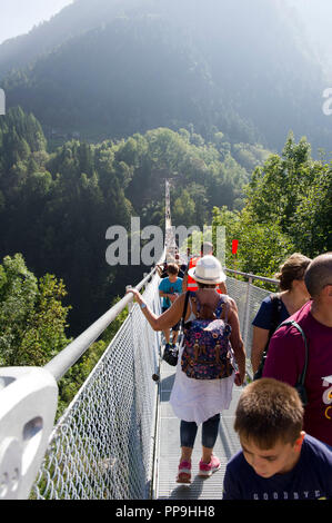 Europa, Italien - Sondrio - Campo Tartano "Brücke in den Himmel' lange tibetanische Brücke 234 Meter, 140 Meter hoch ist der höchste in Europa. Stockfoto