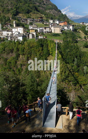 Europa, Italien - Sondrio - Campo Tartano "Brücke in den Himmel' lange tibetanische Brücke 234 Meter, 140 Meter hoch ist der höchste in Europa. Stockfoto