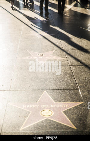 HOLLYWOOD, CA - 12. Oktober 2016: Menschen besuchen Walk of Fame in Hollywood. Hollywood Walk of Fame verfügt über mehr als 2.500 Sterne mit beschrifteten celebri Stockfoto