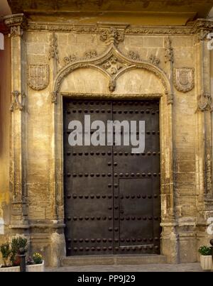 Palast der Duque de Abrantes, 16. Abdeckung. Im gotischen Stil mit einem Ogee Bogen umrahmt von dünnen Seitliche Stäbchen. Granada, Andalusien, Spanien. Stockfoto