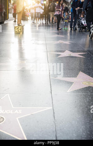 HOLLYWOOD, CA - 12. Oktober 2016: Menschen besuchen Walk of Fame in Hollywood. Hollywood Walk of Fame verfügt über mehr als 2.500 Sterne mit beschrifteten celebri Stockfoto