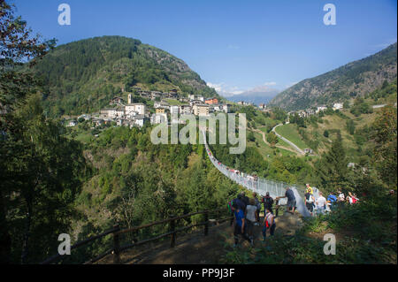 Europa, Italien - Sondrio - Campo Tartano "Brücke in den Himmel' lange tibetanische Brücke 234 Meter, 140 Meter hoch ist der höchste in Europa. Stockfoto