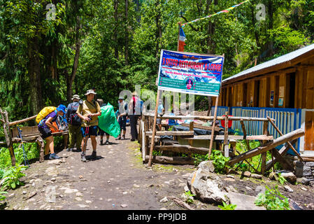 Annapurna Conservation Area, Nepal - Juli 19, 2018: Lokale restaurant Lodge auf der Annapurna trekking Stromkreis, ein Hotspot Ziel für Bergsteiger Stockfoto