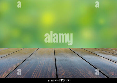 Holzbrett leere Tabelle vor verschwommenen Hintergrund. Alte Stand aus Holz mit Blick auf die verschwommenen Hintergrund. Vintage Textur. Dunkles Holz. Vintag Stockfoto