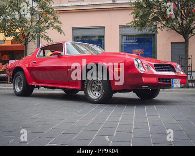 VILNIUS, LITAUEN - 10. JUNI 2017: 1975 Chevrolet Camaro Sport Coupe auf die Straßen der Stadt. Stockfoto