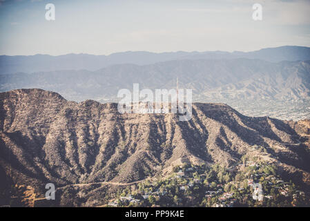 HOLLYWOOD, CA - 28. September 2016: Hollywood-Zeichen und Los Angeles Blick vom Hubschrauber. Ursprünglich als Werbung für Immobilien developmen Stockfoto