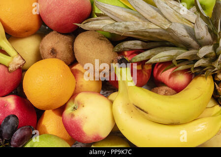 Hintergrund aus vielen verschiedenen exotischen Früchten. Banane, Kiwi, Orange. Stockfoto