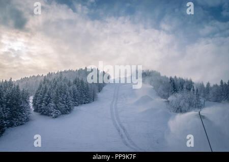 Winter Blick auf die Skipiste mit Schneekanonen funktional. Stockfoto