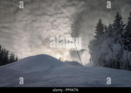 Winter Blick auf die Skipiste mit Schneekanonen funktional. Stockfoto