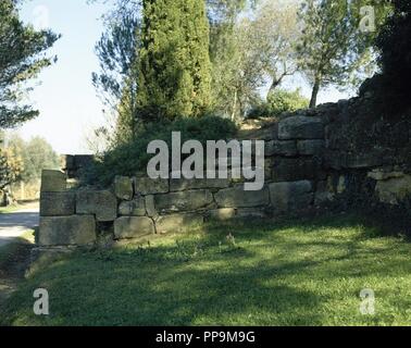 Iberischen Siedlung von El Puig de Sant Andreu. 6. Jahrhundert 2. vorchristlichen Jahrhundert. Iberian-Roman Wand. Quadratischen Turm in der Gegend des dreieckigen Bereich. 3. Jahrhundert v. Chr.. Ullastret, Provinz Girona, Katalonien, Spanien. Stockfoto