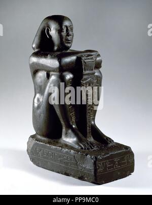 Statue von Harsomtusemhat (664-610 v. Chr.) sitzt auf einem Sockel mit seinen Beinen gruppiert und die Hände auf den Knien zu blockieren. Er hält die Sesheshet Sistrum, mit dem Gesicht der Göttin Hathor. Basalt. 26. Dynastie. Unterägypten. Archäologisches Museum. Madrid. Spanien. Stockfoto