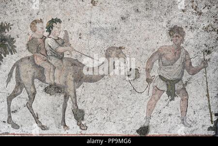 Großer Palast Mosaik-Museum. 4.-6. Jahrhunderte. Zwei Kinder reiten auf einem Kamel. Istanbul. Turkei. Stockfoto