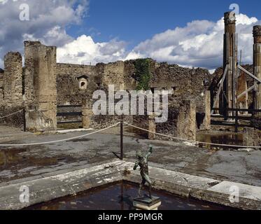 Römische Kunst. Italien. Pompeji. Das Haus des Fauns. Während dem 2. Jahrhundert v. Chr. gebaut. Privathaus. Bronzestatue der tanzenden Fauns gelegen, ursprünglich auf der Lippe das Impluvium. Stockfoto