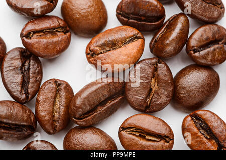 Kaffeebohnen im Vordergrund Stockfoto