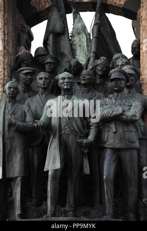 Die Türkei. Istanbul. Republik Denkmal, 1928. Von italienischen Bildhauer Pietro Canonica konzipiert. Schildert die Gründer der Türkischen Republik, Kemal Atatürk, Ismet Inonu und Fevzi Cakmak. Stockfoto